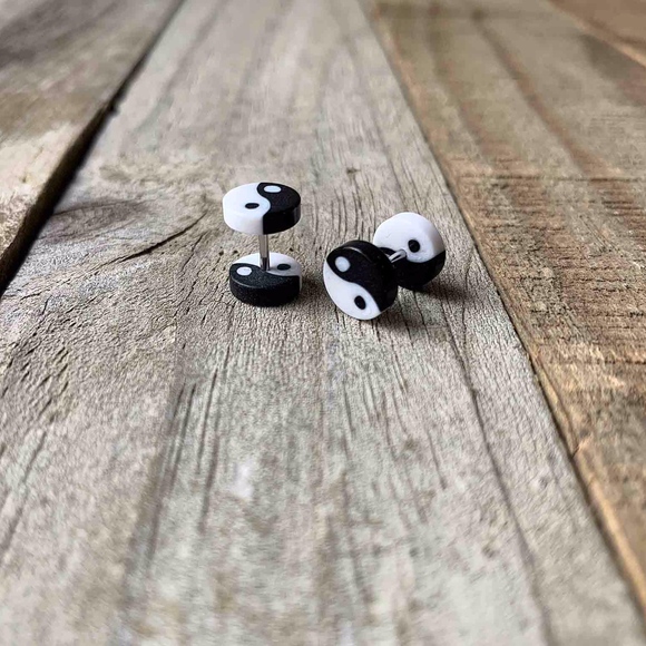 Men's Stud Earrings. - Picture 1 of 5